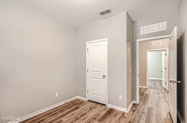 Foto del edificio - 3 br, 2 bath House - 301 Verdad Lane UNIT