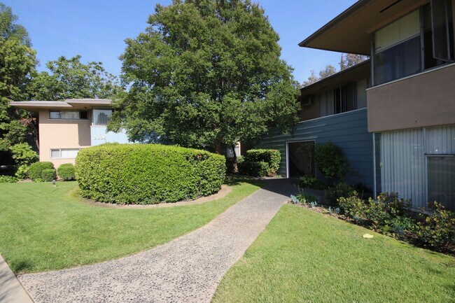 Building Photo - 2035 Huntington Dr