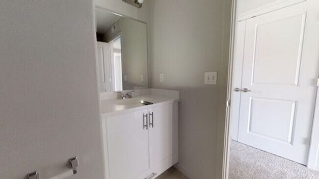 Building Photo - CONDO 2 BED 1 BATH BEHIND WINCO FOR RENT I...