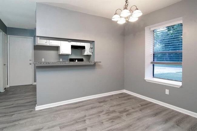 Building Photo - 6927 White Tail Dr