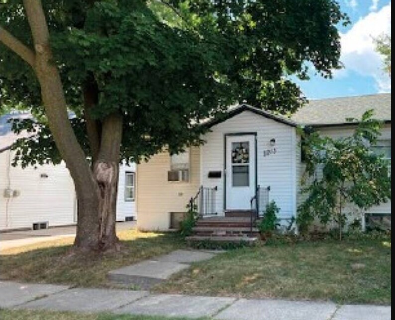 1213 N Gillett St, Appleton, WI 54914 House for Rent in Appleton, WI