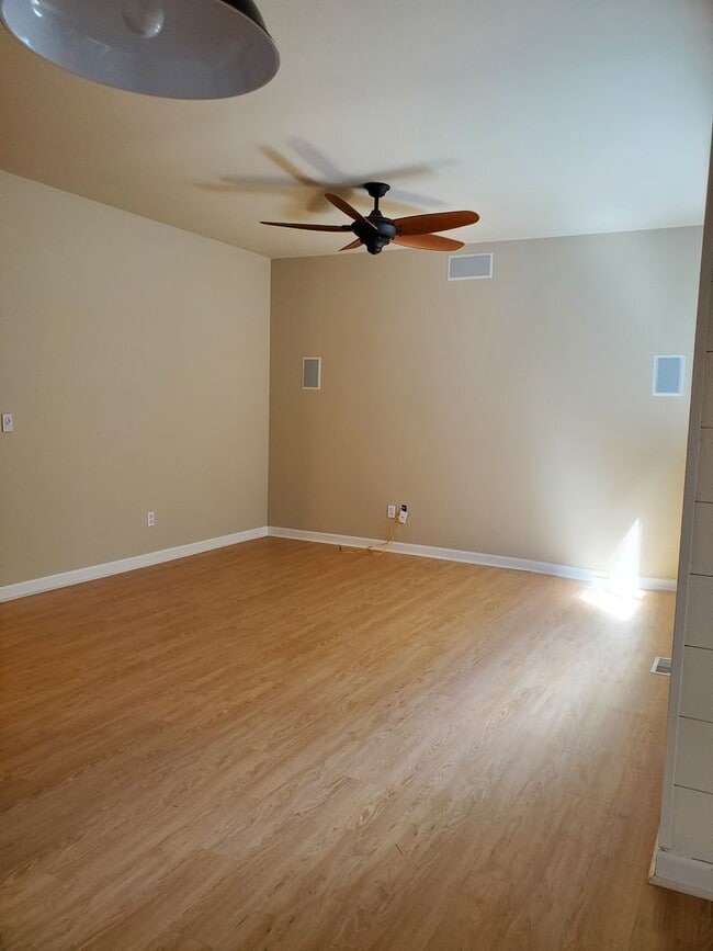 Building Photo - Beautiful, like new home move in ready!!!