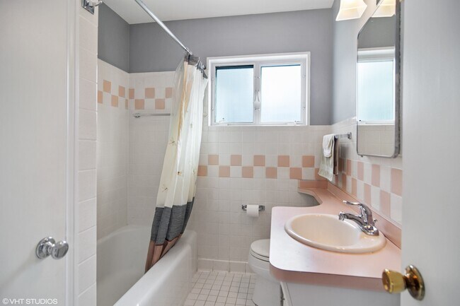 Building Photo - 923 S Beverly Ln