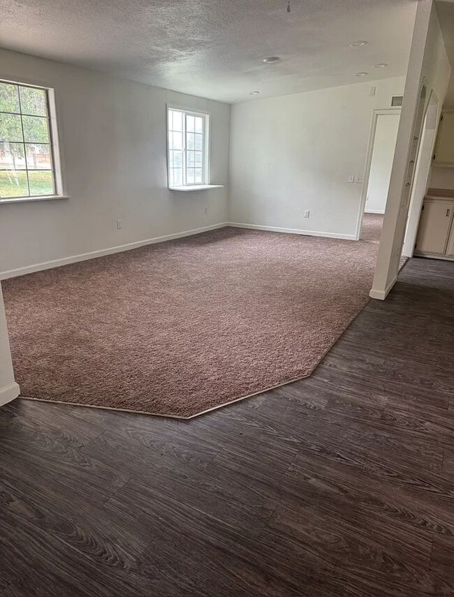 Foto del edificio - 3 Bedroom, 2 Bath on 1.5 acres in Hanford