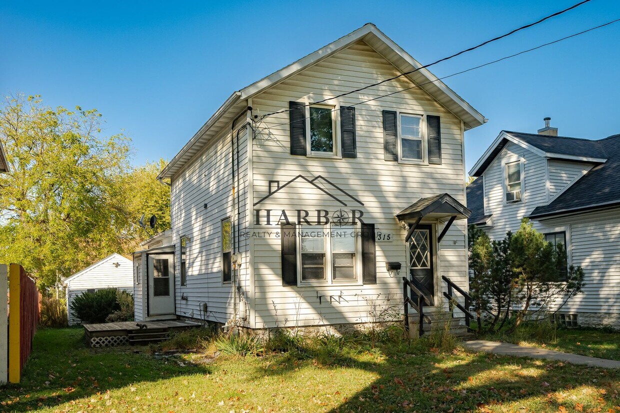 Foto principal - 4 Bedroom Home-Walking Distance to Downtown Rochester!