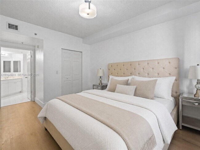 Foto del edificio - 17145 N Bay Rd