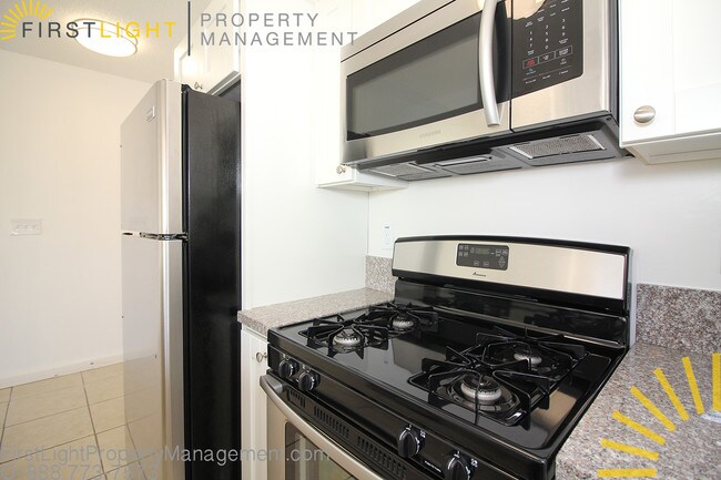 Building Photo - 1754 Pine Ave