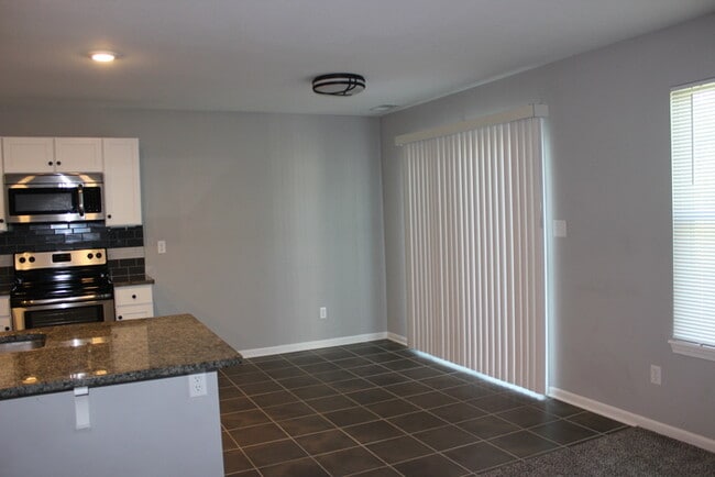 Building Photo - Beautiful Town Home!