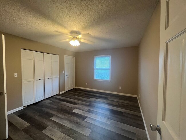 Building Photo - AVAILABLE NOW 3 BEDROOM 2 FULL BATHS PLENTY OF STORAGE.