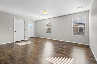 Building Photo - 246 E Anabranch Ct