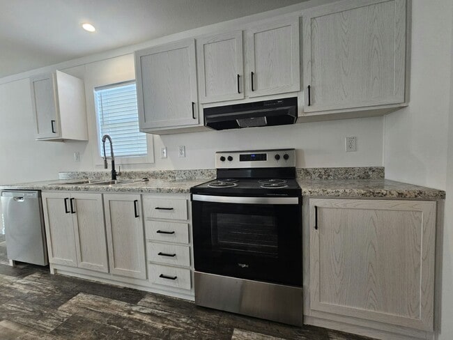 Building Photo - 1006 Myakka Dr