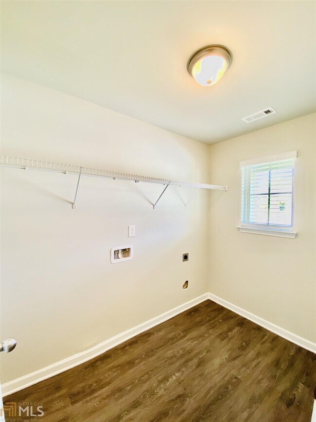 Building Photo - 310 Nutwood Trce