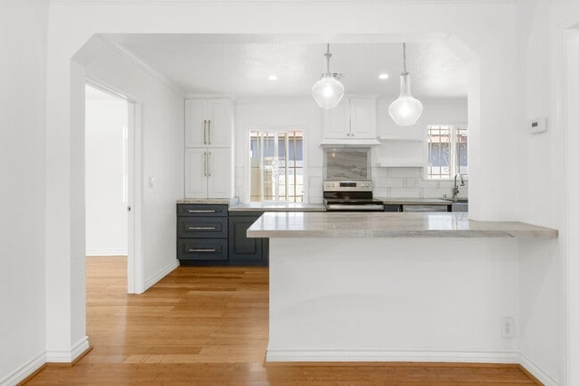Foto del edificio - Updated 2BR Duplex in Angeles Mesa – Solar...