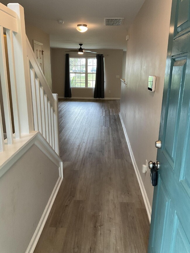 Foto del edificio - Adorable 2 Bedroom Townhome in Azalea Square