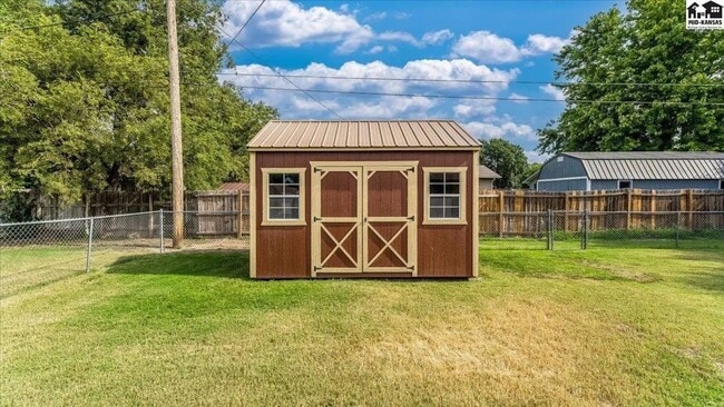 Building Photo - 3 bedroom, 1.5 bath, 2 car garage - Great ...