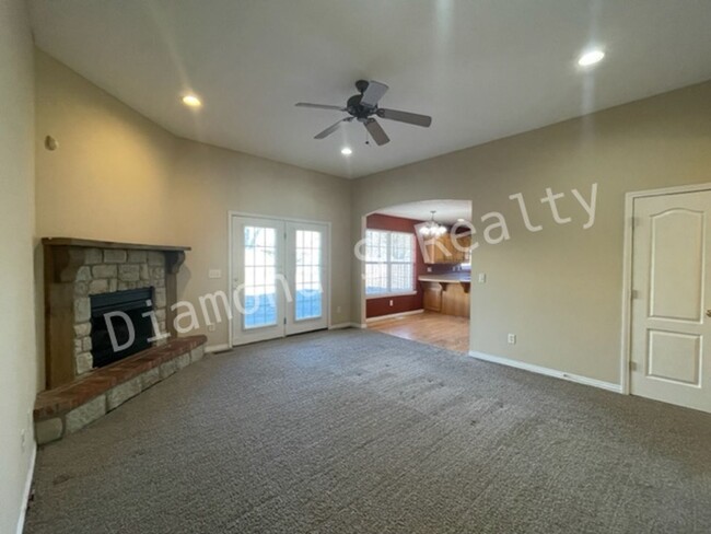 Building Photo - Lovely 3 bedroom home available!  Sequiota...