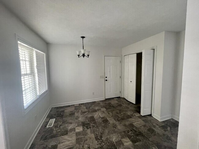 Foto del edificio - 2202 N McMillan Ave