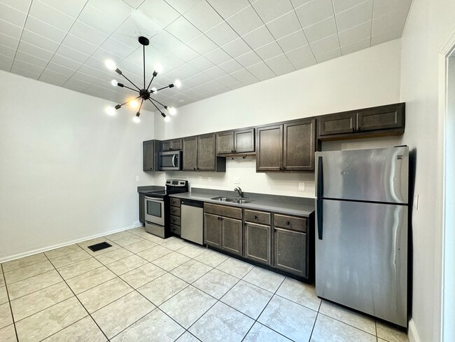Building Photo - Awesome 4 bed/2 full bath Rental on Warner...