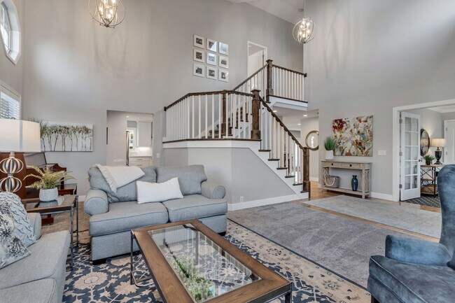 Livingroom with vaulted ceilings - 5253 S Saddleback Dr
