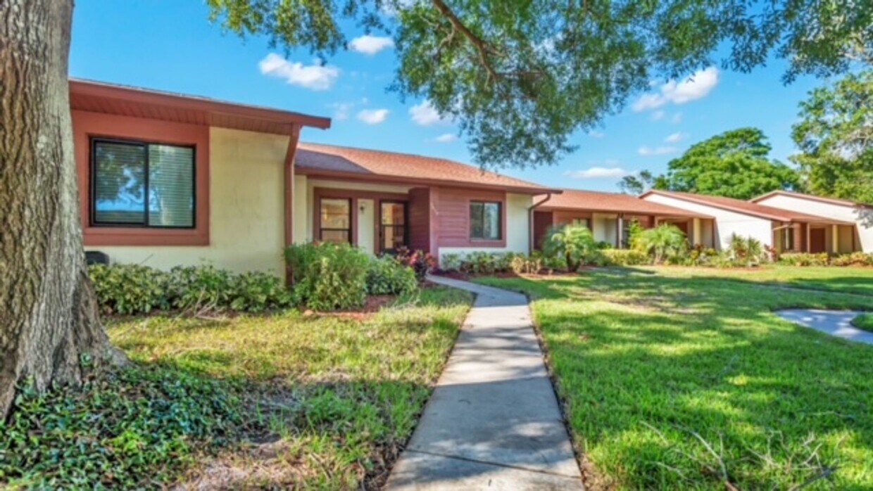 Primary Photo - 55+ Golf Course Villa with Resort Style Am...