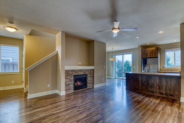 Building Photo - 646 NE Vail Ln