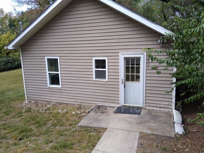 Building Photo - 2801 S 28th St