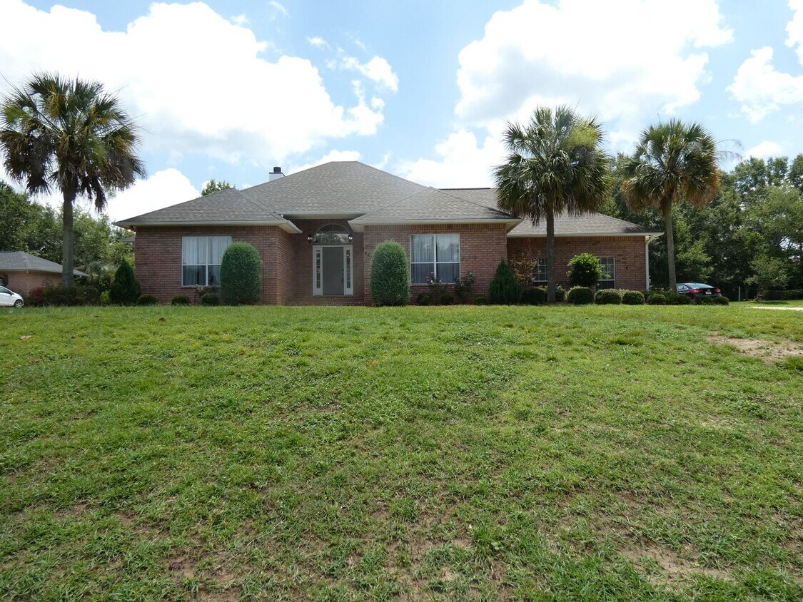 Foto principal - Spacious 4-Bedroom Pool Home