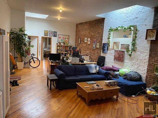 Building Photo - Stunning 4 Bedroom 2 Bathroom in Harlem