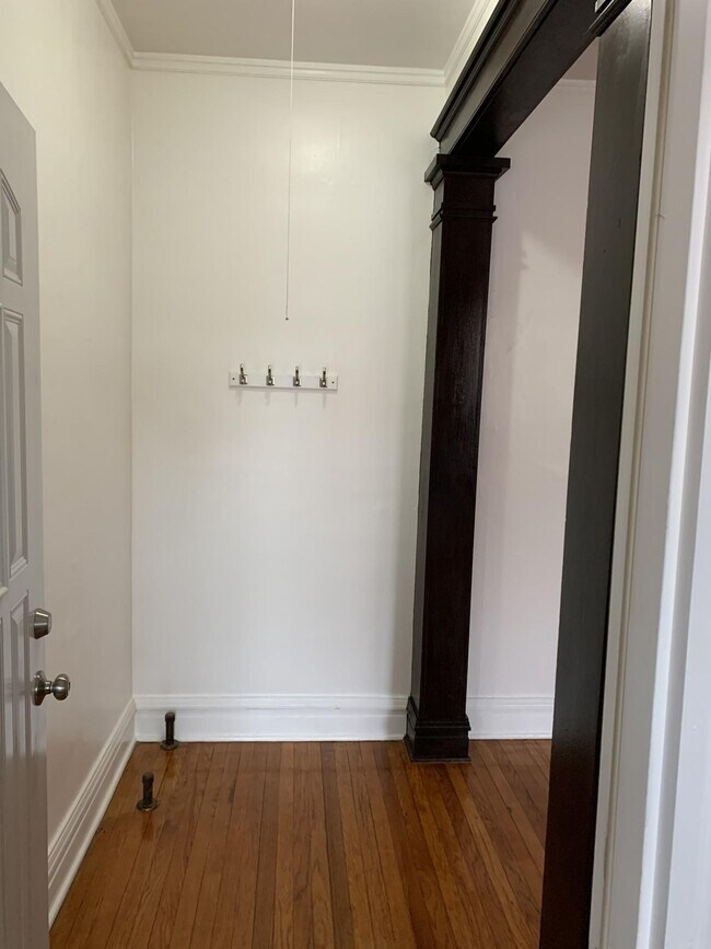 Foyer - 1415 W GREGORY St