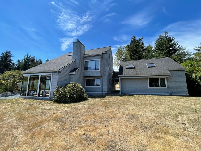 Building Photo - Lovely, Spacious Home with Stunning view o...