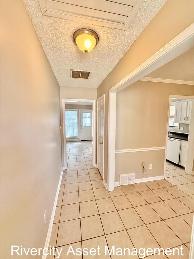 Building Photo - A Must-See GEM!!!!!! Fully renovated, fenced in yard & Pets Welcomed!!!!!!!