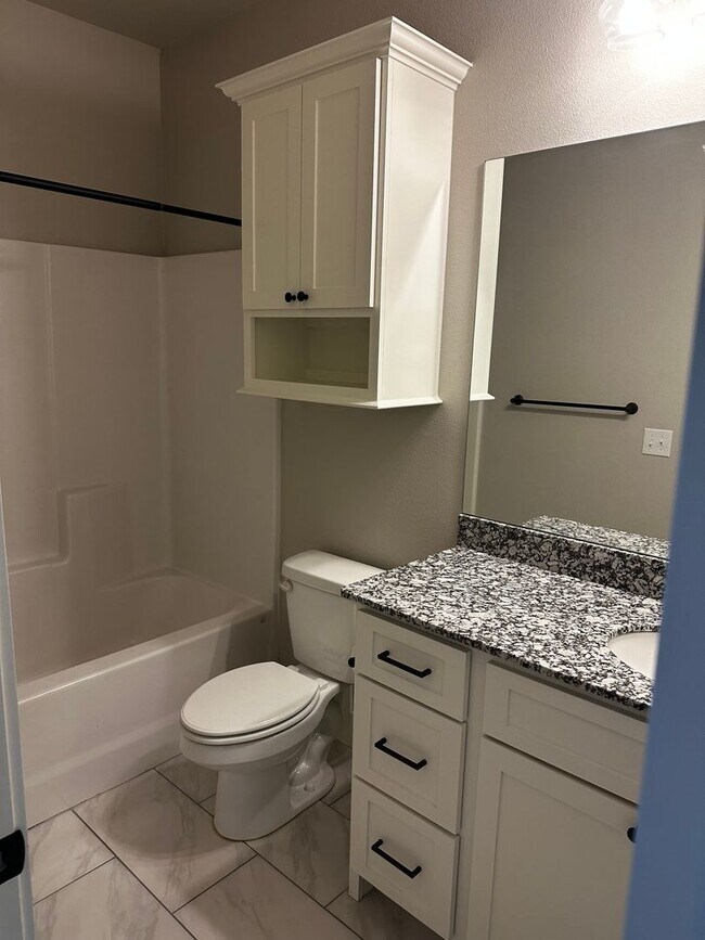 Building Photo - Now Leasing-Wonderful Modern Home-Endura P...