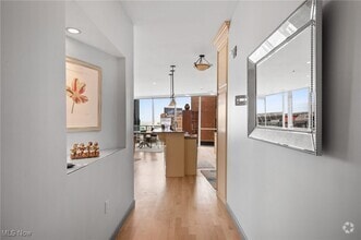 Building Photo - 701 W Lakeside Ave