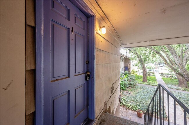 Building Photo - 4018 Blue Bonnet Blvd