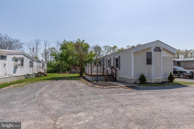 Building Photo - 126 Fabric Dr
