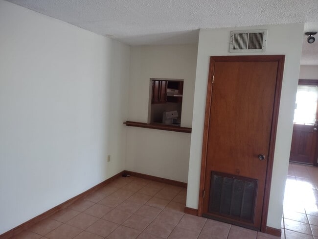 Building Photo - 7912 Bles Ave