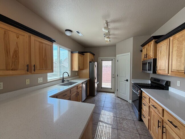 Foto del edificio - SPACIOUS TOWNHOME FOR RENT!