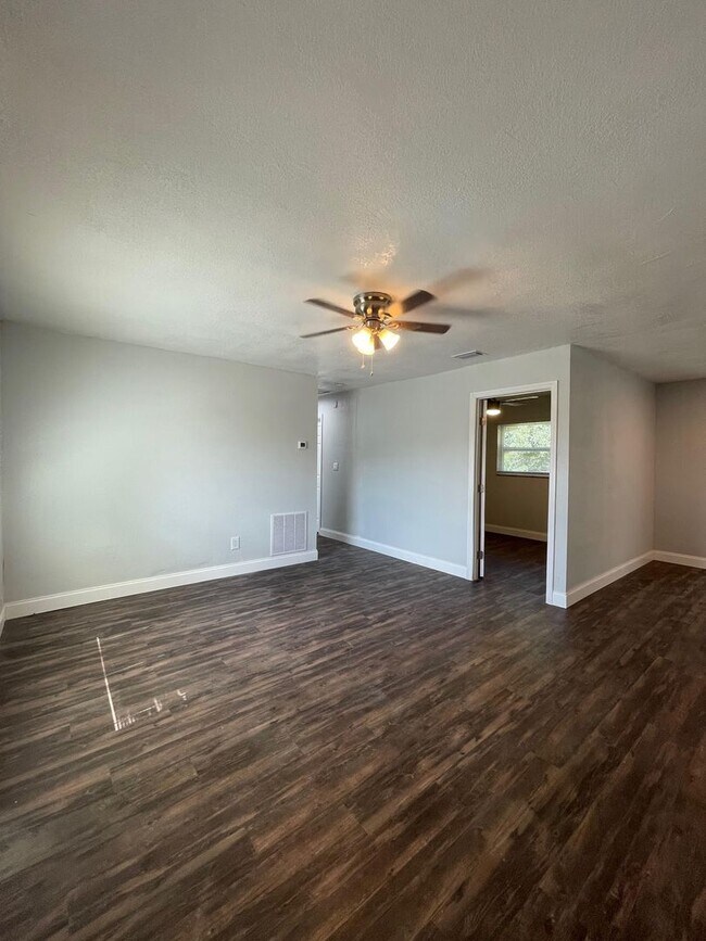 Building Photo - 4/2 SF Home! AVAILABLE NOW!