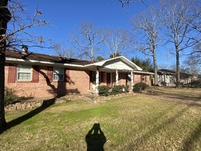 Building Photo - 1000 Country Club Rd