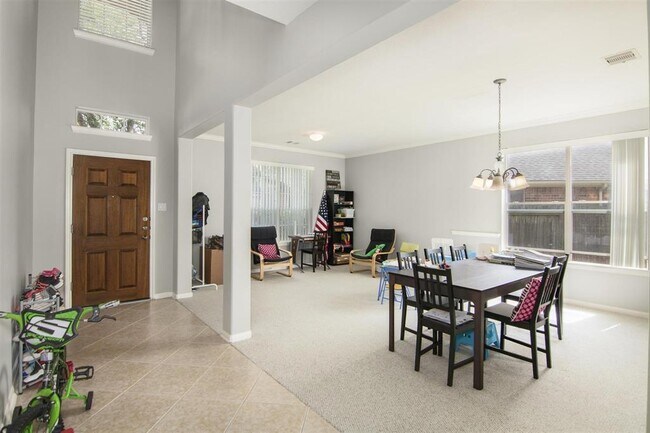 Building Photo - 615 Dinorah Ct