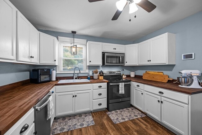 Building Photo - Charming 3-Bedroom Home with Spacious Back...