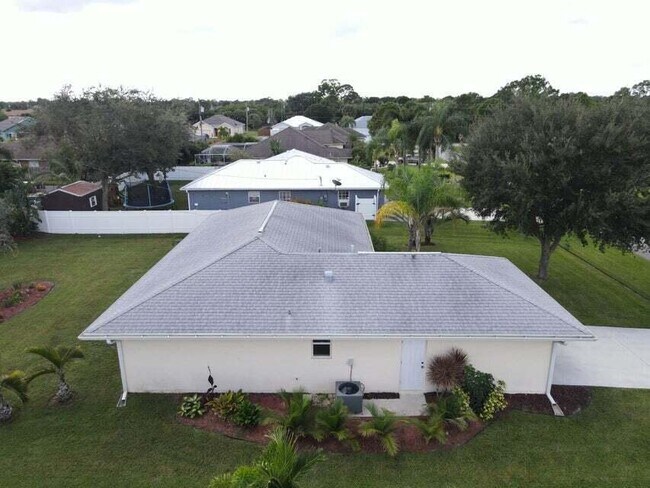 Foto del edificio - 3661 SW Camastro St