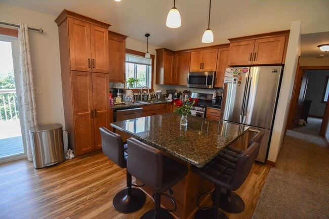Building Photo - Spacious 4-Bedroom Home with Scenic Views ...