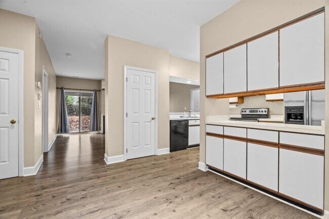 Foto del edificio - 6121 Sunpointe Dr