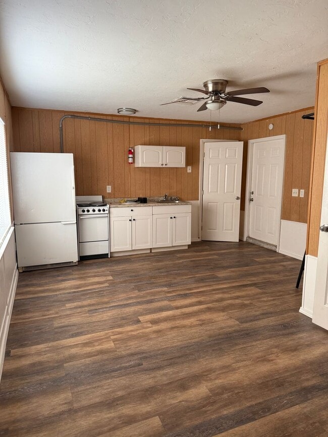 Building Photo - Studio