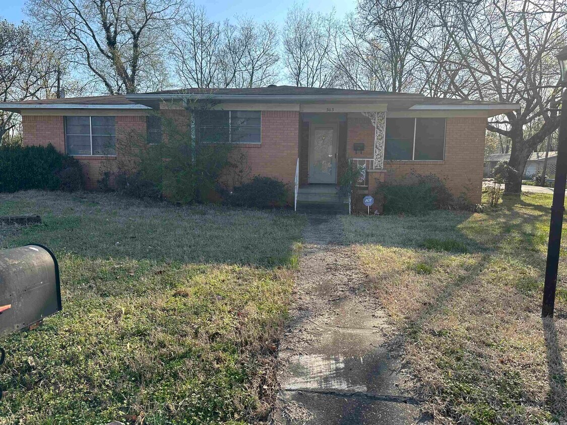 303 Meadowbrook St, Hot Springs, AR 71913 House Rental in Hot Springs