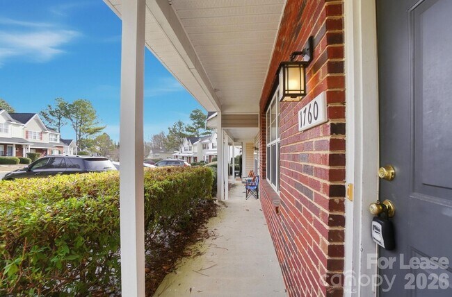 Foto del edificio - 1760 Forest Side Ln