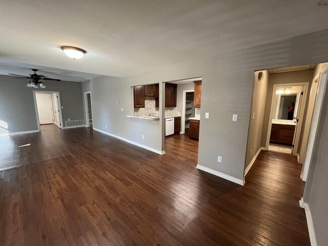 Building Photo - 2908 Featherston Ave