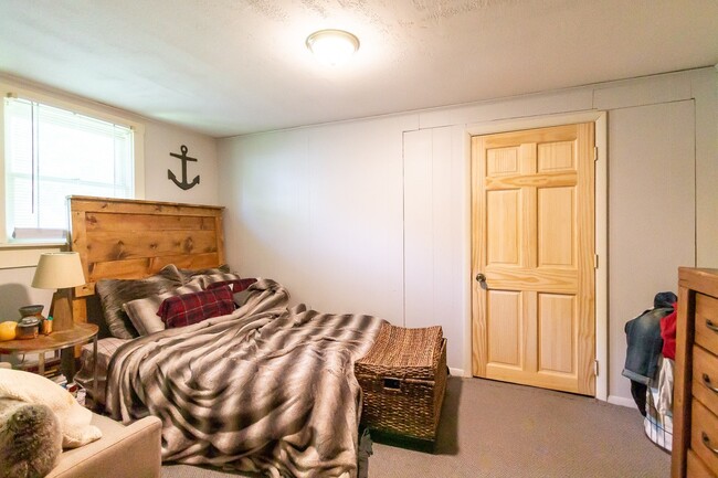 Building Photo - Large Living Space