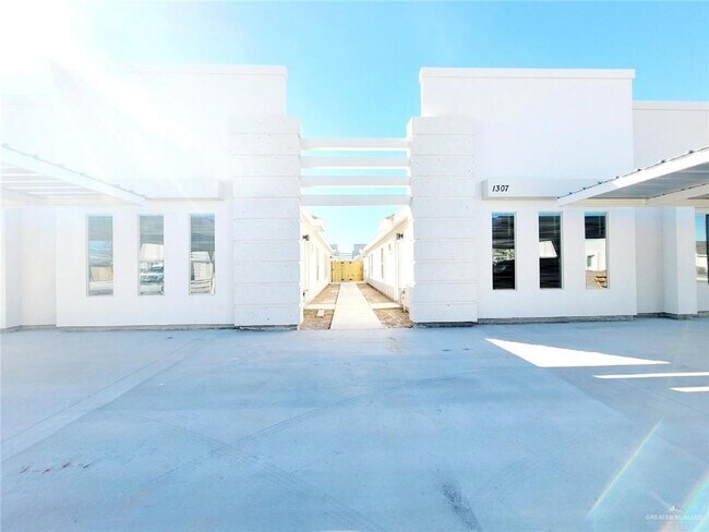 Foto del edificio - 1303 Petri Dr